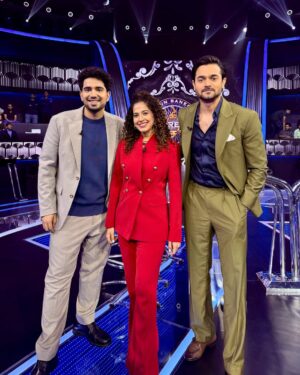 Kamiya Jani Instagram - I first touched his feet and then pinched myself, just to be sure I am not dreaming. So guys, this HAPPENED for real! 🥺🥺❤️

I made it to the hot seat of Kaun Banega Crorepati! 

Roles reversed and I was being asked questions, by Mr. Bachchan himself. Saari history geography bhool gayi yaar. Waise bhi zyaada kuch aati nahi thi. But what a legend! 

We shot for 3 hours and not a single frown, extremely attentive, made each one of us feel so special. 

My parents, husband, brother and extended family came to cheer me! We are so happy to get some screen time with him. @amitabhbachchan you inspired me to work till I am 83! 

Ladies - I am so happy that I was chosen. The only woman youtuber on the panel of such talented folks and my funny co-participants - @maisamayhoon , @bhuvan.bam22 and @tanmaybhat .  You can imagine what a laughter riot this show will be!🧑‍🤝‍🧑

Bus soch rahi hoon, ₹7 Crs ka kya karu? 😉

Catch all the fun when it airs on 31st January! Don’t miss it on @sonytvofficial 🎬

#KBC #KaunBanegaCrorepati #amitabhbachchan #Hotseat #MomentsToCherish #Dreams #7Crore #SonyTV #Explore #ShootLife #ExplorePage

Outfit: @thepantsuitco 
Jewellery: @luxeup.in 
Stylist: @styleupwithtanya