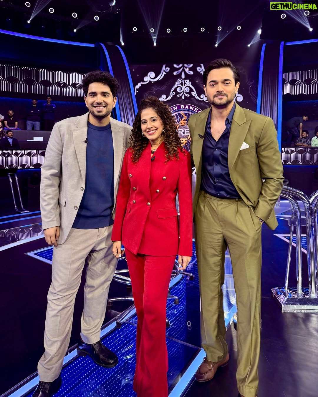 Kamiya Jani - 68.6K Likes - I first touched his feet and then pinched myself, just to be sure I am not dreaming. So guys, this HAPPENED for real! 🥺🥺❤️

I made it to the hot seat of Kaun Banega Crorepati! 

Roles reversed and I was being asked questions, by Mr. Bachchan himself. Saari history geography bhool gayi yaar. Waise bhi zyaada kuch aati nahi thi. But what a legend! 

We shot for 3 hours and not a single frown, extremely attentive, made each one of us feel so special. 

My parents, husband, brother and extended family came to cheer me! We are so happy to get some screen time with him. @amitabhbachchan you inspired me to work till I am 83! 

Ladies - I am so happy that I was chosen. The only woman youtuber on the panel of such talented folks and my funny co-participants - @maisamayhoon , @bhuvan.bam22 and @tanmaybhat .  You can imagine what a laughter riot this show will be!🧑‍🤝‍🧑

Bus soch rahi hoon, ₹7 Crs ka kya karu? 😉

Catch all the fun when it airs on 31st January! Don’t miss it on @sonytvofficial 🎬

#KBC #KaunBanegaCrorepati #amitabhbachchan #Hotseat #MomentsToCherish #Dreams #7Crore #SonyTV #Explore #ShootLife #ExplorePage

Outfit: @thepantsuitco 
Jewellery: @luxeup.in 
Stylist: @styleupwithtanya