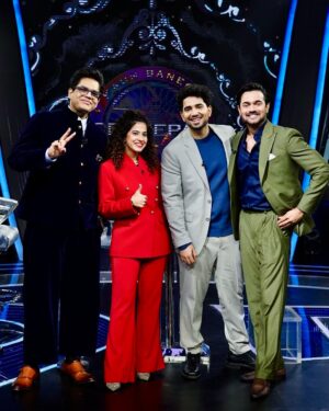 Kamiya Jani Instagram - I first touched his feet and then pinched myself, just to be sure I am not dreaming. So guys, this HAPPENED for real! 🥺🥺❤️

I made it to the hot seat of Kaun Banega Crorepati! 

Roles reversed and I was being asked questions, by Mr. Bachchan himself. Saari history geography bhool gayi yaar. Waise bhi zyaada kuch aati nahi thi. But what a legend! 

We shot for 3 hours and not a single frown, extremely attentive, made each one of us feel so special. 

My parents, husband, brother and extended family came to cheer me! We are so happy to get some screen time with him. @amitabhbachchan you inspired me to work till I am 83! 

Ladies - I am so happy that I was chosen. The only woman youtuber on the panel of such talented folks and my funny co-participants - @maisamayhoon , @bhuvan.bam22 and @tanmaybhat .  You can imagine what a laughter riot this show will be!🧑‍🤝‍🧑

Bus soch rahi hoon, ₹7 Crs ka kya karu? 😉

Catch all the fun when it airs on 31st January! Don’t miss it on @sonytvofficial 🎬

#KBC #KaunBanegaCrorepati #amitabhbachchan #Hotseat #MomentsToCherish #Dreams #7Crore #SonyTV #Explore #ShootLife #ExplorePage

Outfit: @thepantsuitco 
Jewellery: @luxeup.in 
Stylist: @styleupwithtanya
