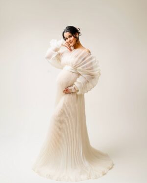 Kanishka Sharma Instagram - This journey hasn’t been easy, but it’s been the most beautiful one. I’ve carried you in my belly for months- just few weeks to go. I’m beyond excited and can’t wait to finally hold you, my little one🥹❤️
You made me stronger, more confident, more passionate. Now I truly understand what real love is and just how much love my heart can hold🤰🧿
.
.
📷- @stockbylovephotography
💄- @kiranvanitybox