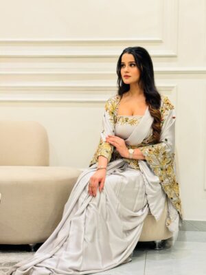 Kanishka Sharma Instagram - A saree after a pause… feels like meeting myself again🤍✨
2 Month postpartum🌸
Outfit- @chinakshikanda 🫶🏻