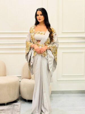 Kanishka Sharma Instagram - A saree after a pause… feels like meeting myself again🤍✨
2 Month postpartum🌸
Outfit- @chinakshikanda 🫶🏻
