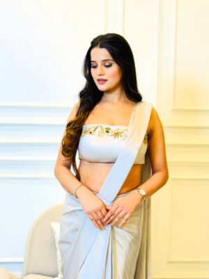 Kanishka Sharma Instagram - A saree after a pause… feels like meeting myself again🤍✨
2 Month postpartum🌸
Outfit- @chinakshikanda 🫶🏻