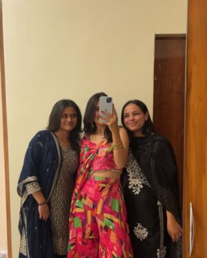 Kanishka Tewari Instagram - The shaadi dumpš«¶š»āØš¦
#insta #instapost #instagram #instamood #explore #exploremoreŁ #shaadi #shaadiseason #desicore #friends #fypage #viral #viralpost #fyp #vibewithkanishka_