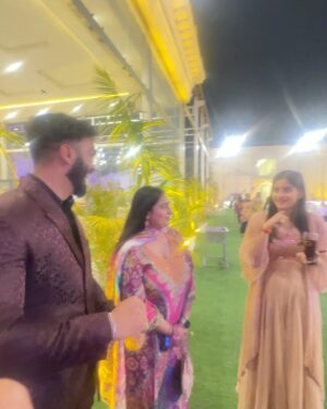 Kanishka Tewari Instagram - The shaadi dumpš«¶š»āØš¦
#insta #instapost #instagram #instamood #explore #exploremoreŁ #shaadi #shaadiseason #desicore #friends #fypage #viral #viralpost #fyp #vibewithkanishka_