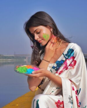 Kanishkasss Instagram - #kanishkasss 💫
I prefer living in colours. 💙🤍🩷💚🧡
Happy holi✨
.
.
.
#foryou #trending #bloggerstyle #foryoupage #real #feature #influencer #instagood #fashion #postoftheday #fashionblogger #instadaily #instagram #love #lifestyle #explore #beyourself #beautiful #loveyouall #goodvibes #holi #happyholi #saree #bollywood #colours #boating #holifestival