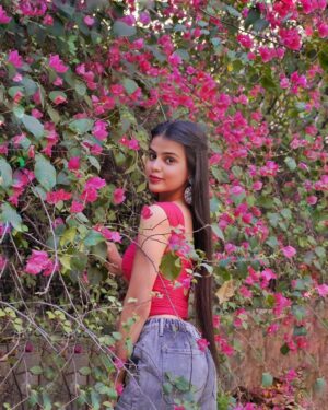 Kanishkasss Instagram - #kanishkasss 💫
“Look for the magic in every moment.”💗
.
.
.
.
.
.
.
.
#foryou #trending #bloggerstyle #foryoupage #real #feature #influencer #instagood #fashion #postoftheday #fashionblogger #instadaily #instagram #love #lifestyle #explore #beyourself #beautiful #loveyouall #goodvibes #asthetic #flowers