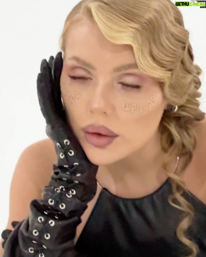 Kara Kross - 253.7K Likes - KARA KROSS 🦇

Давно я вас не радовала своими образами, мы с командой решили создать нечто большее…скоро вас ждут масштабные проекты от меня. Это будет новая глава🖤

Отдельная любовь к этому платью из лимитированной коллекции @youwanna_official ,за образ отвечала моя @tushavolkova 

sfx makeup @sinkopa 
hair style @sestravipvizaj