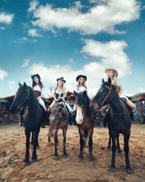 Kara Kross Instagram - В каких ещё образах вы хотели бы нас увидеть?🤠 @pokrov90 @i_am_doshik @di.barbie @karinakross
