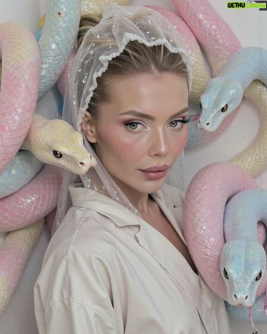 Kara Kross - 220K Likes - С Наступающим Новым Годом 🎄🐍🙏🏻 
Любите себя и не переставайте мечтать, ведь чудеса случаются 🙏🏻❤️ Главное верить в это🤲🏻

А мой главный подарок для вас - сольный концерт, который состоится 2 марта. Вход будет свободный ❤️