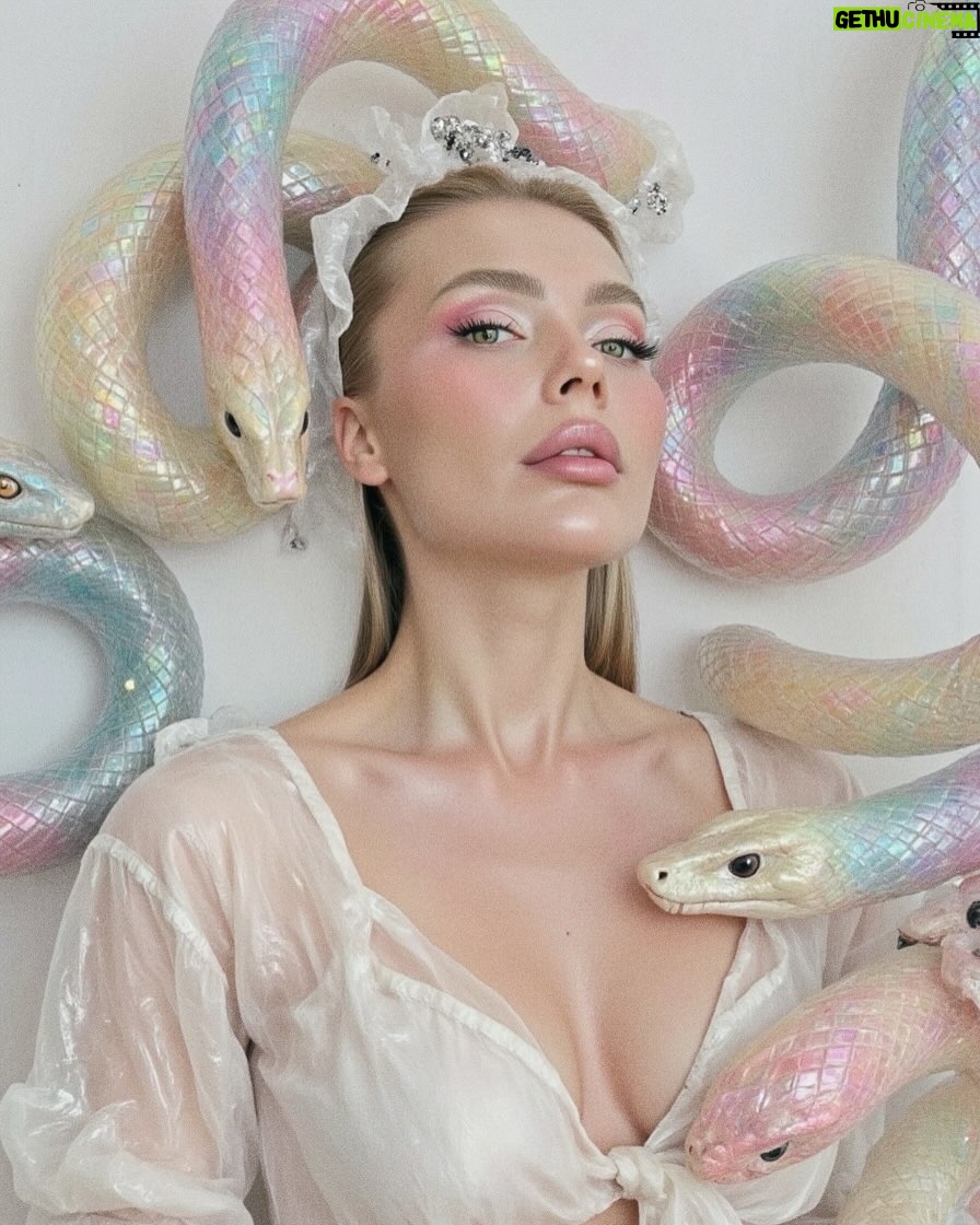 Kara Kross - 220K Likes - С Наступающим Новым Годом 🎄🐍🙏🏻 
Любите себя и не переставайте мечтать, ведь чудеса случаются 🙏🏻❤️ Главное верить в это🤲🏻

А мой главный подарок для вас - сольный концерт, который состоится 2 марта. Вход будет свободный ❤️