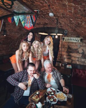Kara Kross Instagram - скинулись с девочками и купили бар 😂👌🏼
хотели бы видеть таких официанток?)