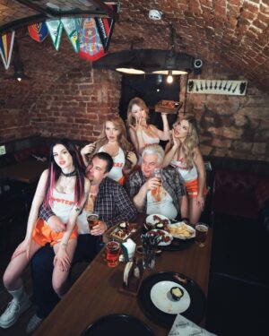 Kara Kross Instagram - скинулись с девочками и купили бар 😂👌🏼
хотели бы видеть таких официанток?)