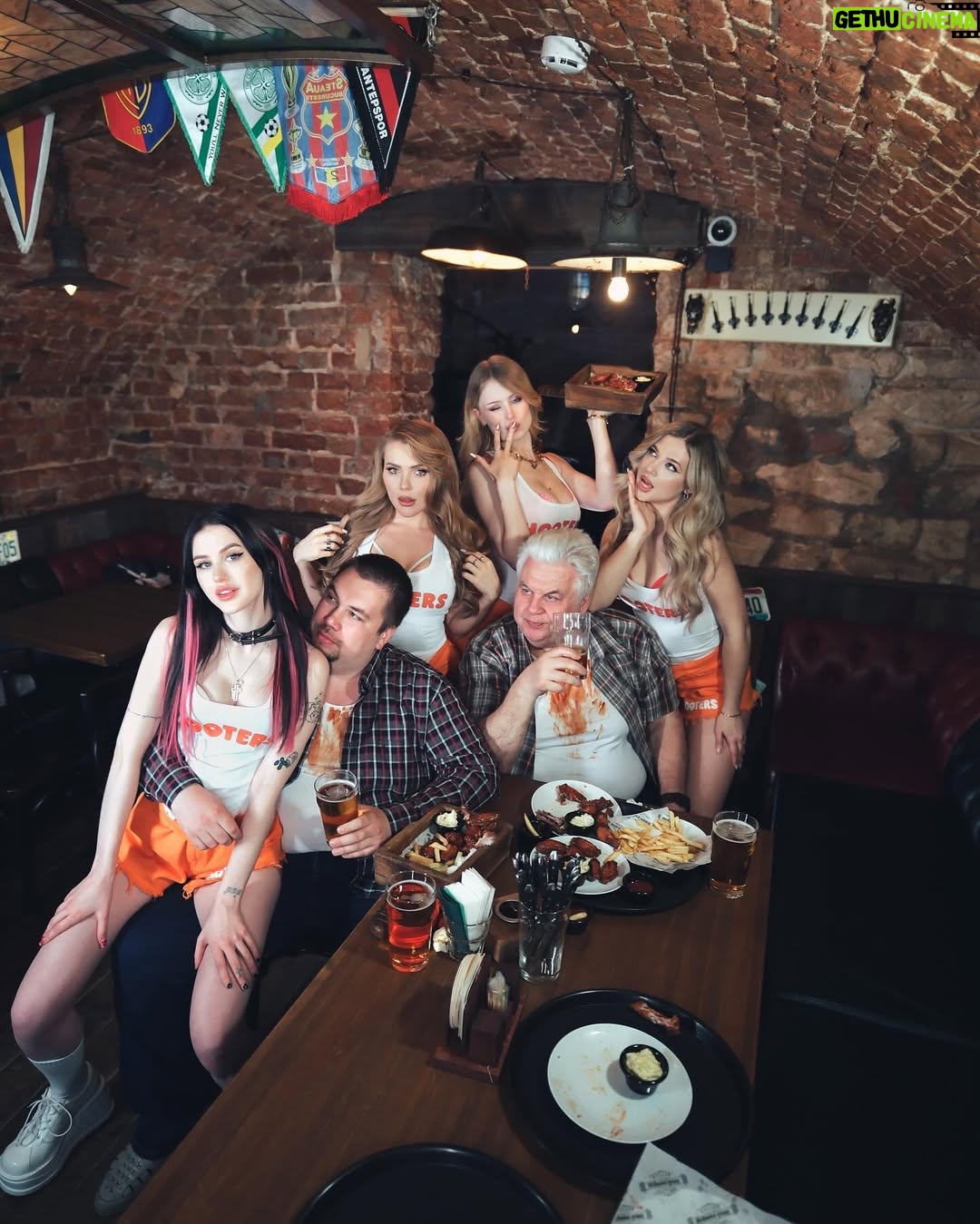 Kara Kross - 203.5K Likes - скинулись с девочками и купили бар 😂👌🏼

хотели бы видеть таких официанток?)