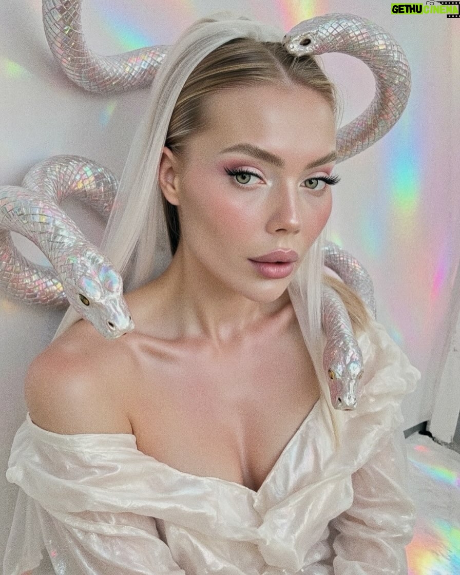 Kara Kross - 220K Likes - С Наступающим Новым Годом 🎄🐍🙏🏻 
Любите себя и не переставайте мечтать, ведь чудеса случаются 🙏🏻❤️ Главное верить в это🤲🏻

А мой главный подарок для вас - сольный концерт, который состоится 2 марта. Вход будет свободный ❤️
