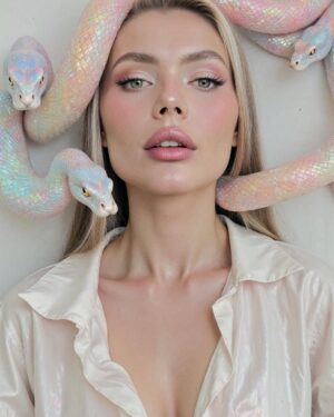 Kara Kross Instagram - С Наступающим Новым Годом 🎄🐍🙏🏻
Любите себя и не переставайте мечтать, ведь чудеса случаются 🙏🏻❤️ Главное верить в это🤲🏻
А мой главный подарок для вас - сольный концерт, который состоится 2 марта. Вход будет свободный ❤️