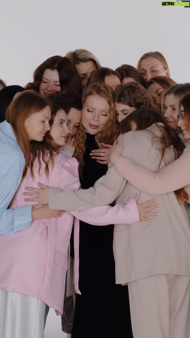 Kara Kross - 307.9K Likes - Прочувствовать и поддержать другую женщину может только женщина🙏🏼

Девочки, давайте  вместе делать этот мир лучше! ♥️ 
Не осуждать, не оскорблять, не обсуждать внешность, а наоборот - поддерживать друг друга, помогать, делать комплименты, проявлять сочувствие. 

Ведь каждая из нас прекрасна и достойна любить и быть любимой! 

Предлагаю начать с этого поста. Пусть каждая напишет что-то приятное предыдущему комментатору 🤗. Спасибо огромное потрясающему @kirill_melehoff невероятный актер ❤️🤲🏻🥹