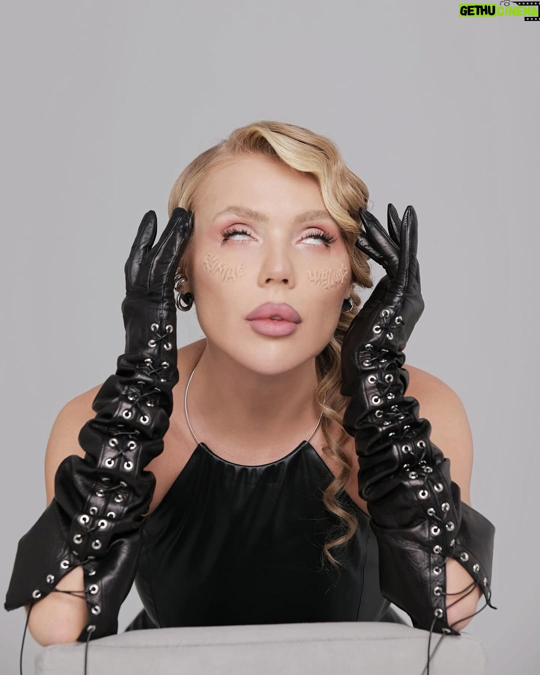 Kara Kross - 253.7K Likes - KARA KROSS 🦇

Давно я вас не радовала своими образами, мы с командой решили создать нечто большее…скоро вас ждут масштабные проекты от меня. Это будет новая глава🖤

Отдельная любовь к этому платью из лимитированной коллекции @youwanna_official ,за образ отвечала моя @tushavolkova 

sfx makeup @sinkopa 
hair style @sestravipvizaj