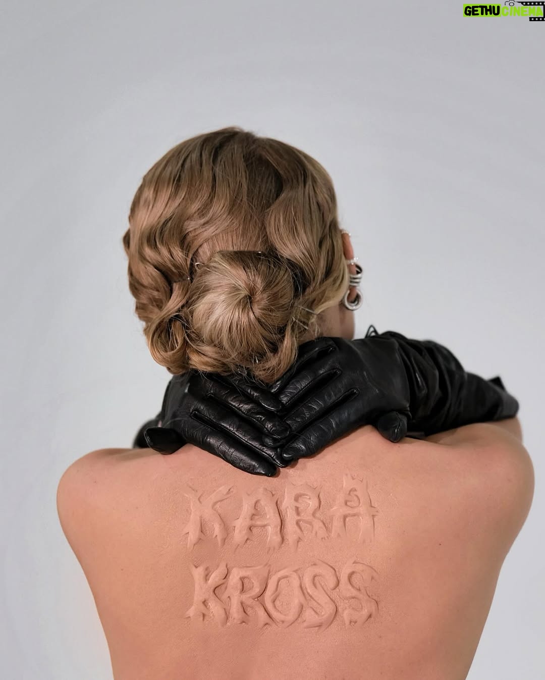 Kara Kross - 253.7K Likes - KARA KROSS 🦇

Давно я вас не радовала своими образами, мы с командой решили создать нечто большее…скоро вас ждут масштабные проекты от меня. Это будет новая глава🖤

Отдельная любовь к этому платью из лимитированной коллекции @youwanna_official ,за образ отвечала моя @tushavolkova 

sfx makeup @sinkopa 
hair style @sestravipvizaj