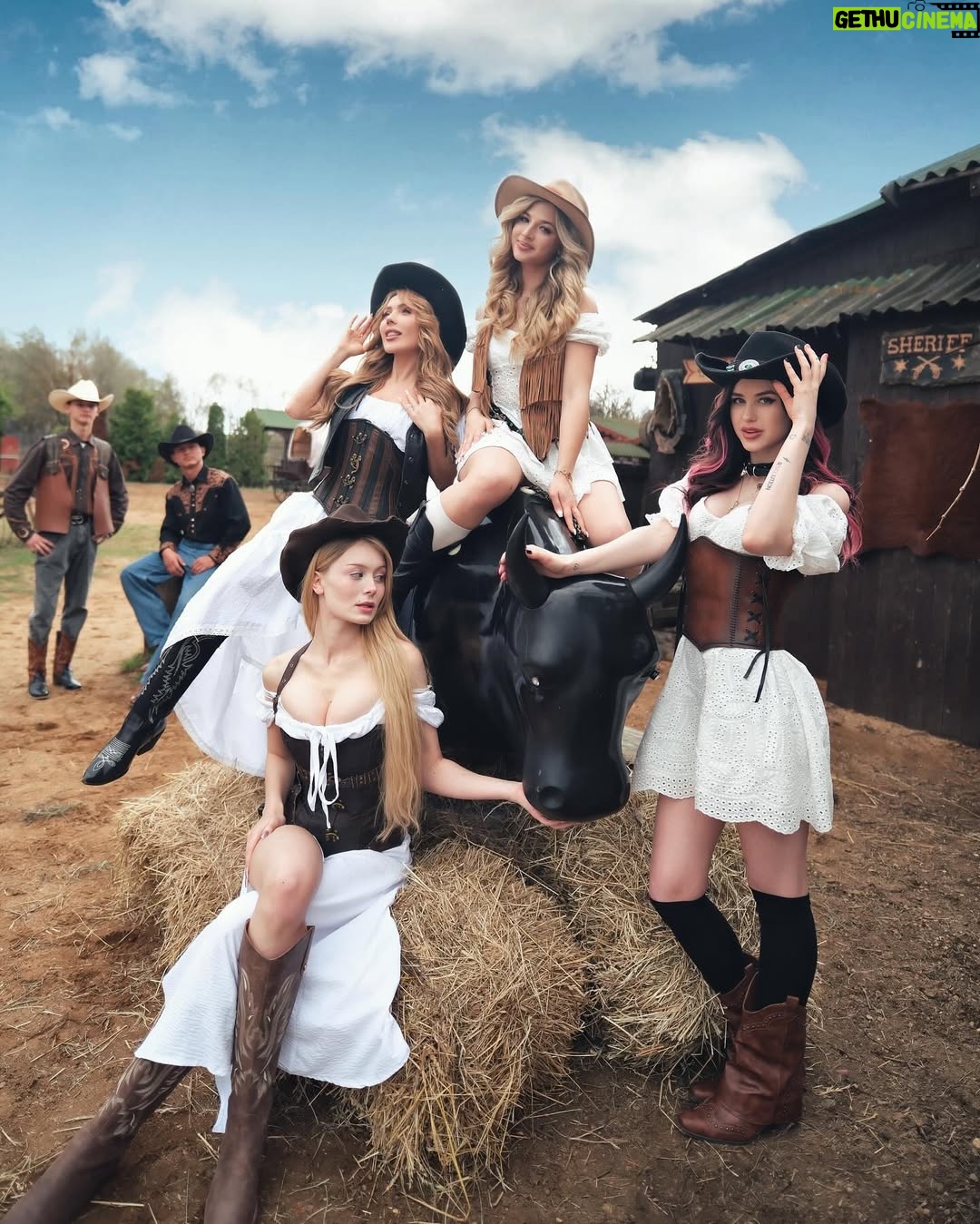 Kara Kross - 174.1K Likes - В каких ещё образах вы хотели бы нас увидеть?🤠 @pokrov90 @i_am_doshik @di.barbie @karinakross