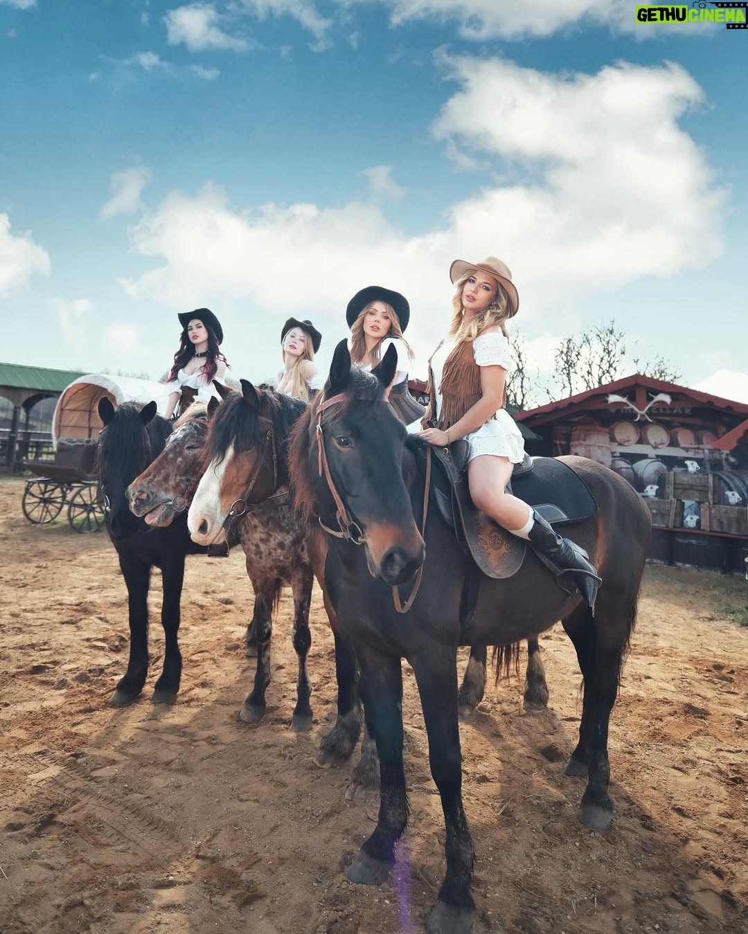 Kara Kross - 174.1K Likes - В каких ещё образах вы хотели бы нас увидеть?🤠 @pokrov90 @i_am_doshik @di.barbie @karinakross