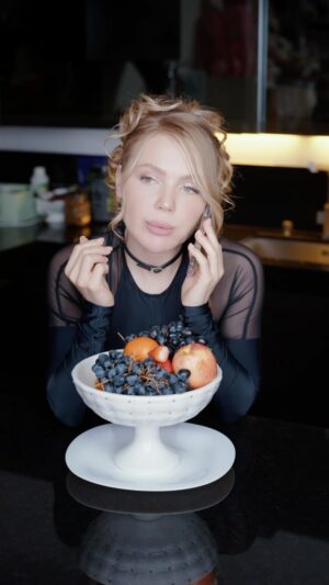 Kara Kross Instagram - У кого тут ещё часики тикают ?😂. Спасибо за локацию для съемок @park_restaurant_