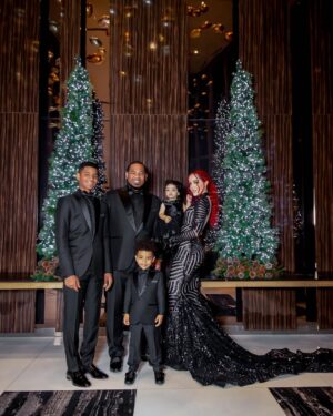 Karen Yapoort Instagram - Que El amor de Dios entre a cada uno de sus hogares #merrycristmas 🎄#familia #encarnacion #yapoort #baseballfamily⚾️
PD: se vale reciclar ? Quien me dice cuando use ese vestido ? 🥹
Fotografía @carla_photog