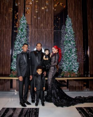 Karen Yapoort Instagram - Que El amor de Dios entre a cada uno de sus hogares #merrycristmas 🎄#familia #encarnacion #yapoort #baseballfamily⚾️
PD: se vale reciclar ? Quien me dice cuando use ese vestido ? 🥹
Fotografía @carla_photog