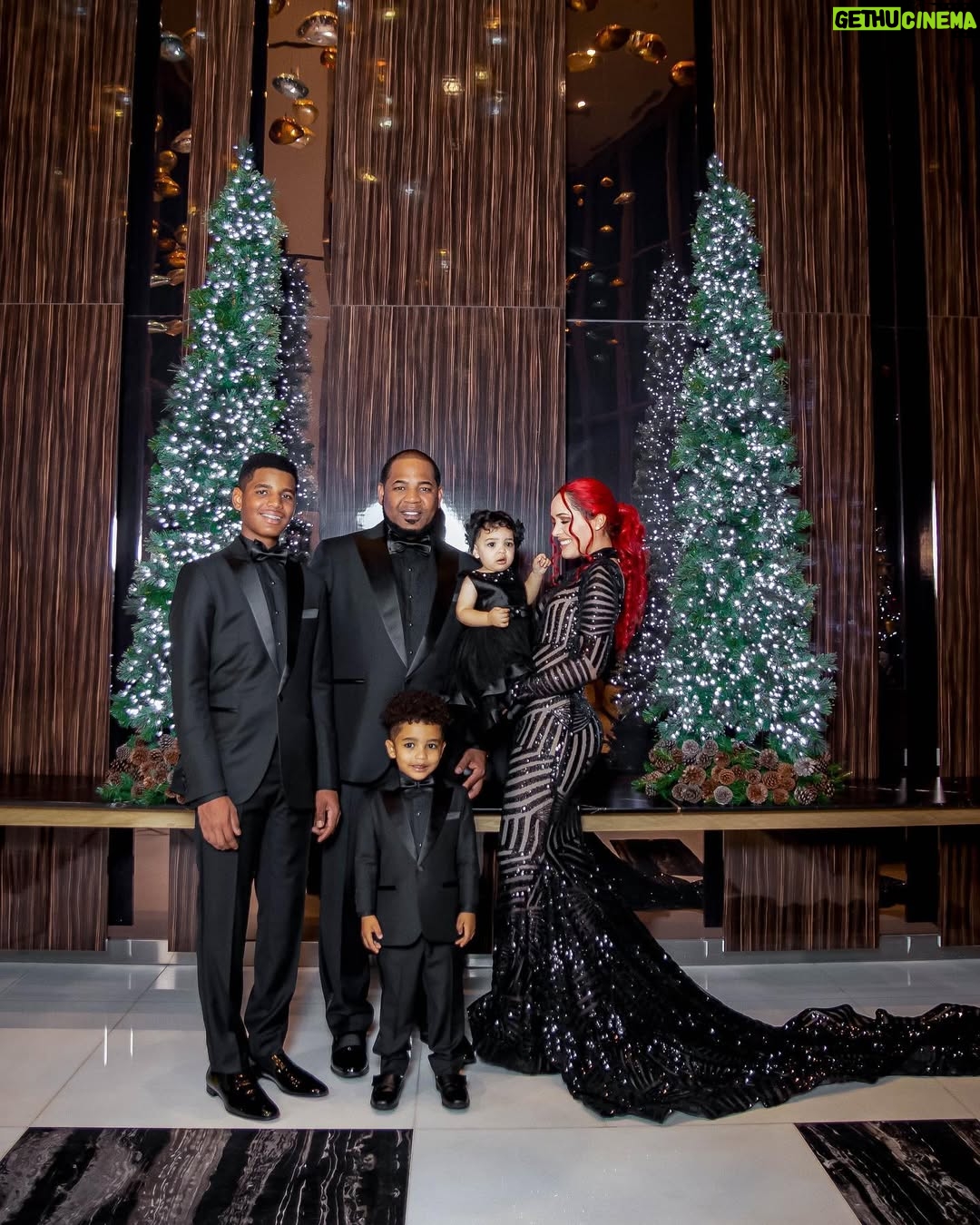 Karen Yapoort - 210.4K Likes - Que El amor de Dios entre a cada uno de sus hogares #merrycristmas 🎄#familia #encarnacion #yapoort #baseballfamily⚾️ 

PD: se vale reciclar ? Quien me dice cuando use ese vestido ? 🥹

Fotografía @carla_photog