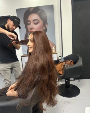 Karen Yapoort Instagram - A veces la vida nos susurra que es momento de soltar… de renunciar a lo conocido.
Cerrar ciclos no siempre es fácil… pero en ese acto valiente de despedida, también florece lo nuevo.
Después de 13 años con el mismo color de cabello, con la misma firma visual que muchos reconocen , hoy me abrazo diferente.
Me regalo una nueva imagen, una nueva energía… una nueva yo.
Lista para la nueva version de @casadosencaos
Porque también el alma merece verse como se siente: renovada, libre, lista para amar su próxima versión.**
Gracias @abiuhaircare por preparar mi cabello para este proceso.
Fotografia @joelguzmanf
Lo sentí, lo viví, lo elegí.” ✨💫 #minuevaYo #abiu