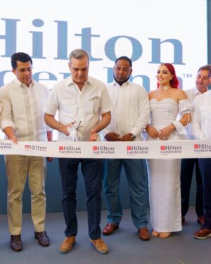 Karen Yapoort Instagram - Ayer en la apertura del hotel de mi esposo @hiltongardeninnlaromana felicidades amor y que sigan los éxitos ! Junto al excelentísimo presidente de la republica @luisabinader
En la ultima foto @raquel_arbaje que mujer tan Noble 🙌🏻
(Ever no cooperó con fotos )
Chicas mi vestuario me lo diseño y confecciono @mabell.damiron @mabelldamironstore
#hilton #hotel #laromana Gracias Dios ! 🙏🏻