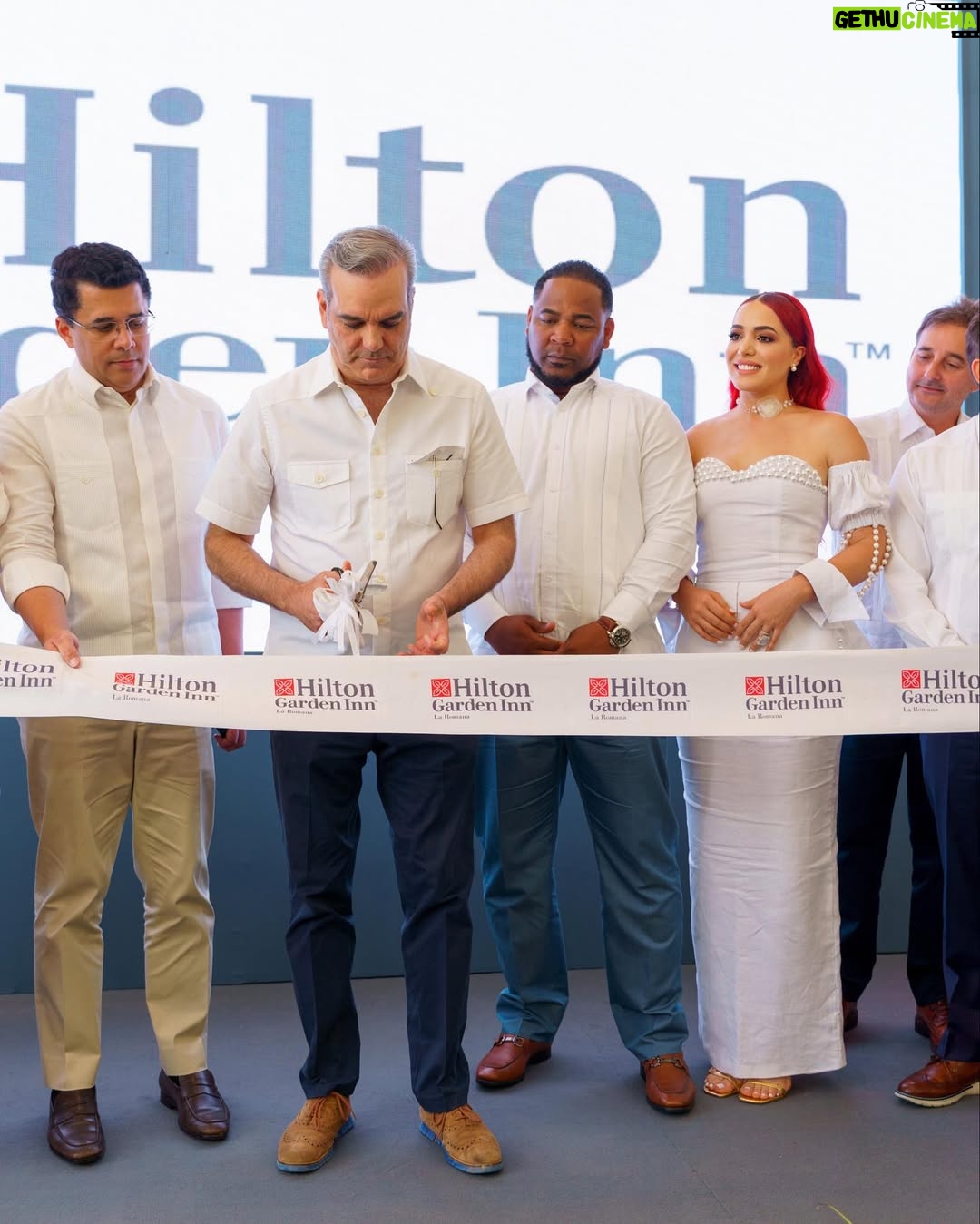 Karen Yapoort - 269.3K Likes - Ayer en la apertura del hotel de mi esposo @hiltongardeninnlaromana felicidades amor y que sigan los éxitos ! Junto al excelentísimo presidente de la republica @luisabinader 

En la ultima foto @raquel_arbaje que mujer tan Noble 🙌🏻
 (Ever no cooperó con fotos ) 
Chicas mi vestuario me lo diseño y confecciono @mabell.damiron @mabelldamironstore 

#hilton #hotel #laromana  Gracias Dios ! 🙏🏻