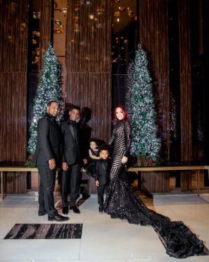 Karen Yapoort Instagram - Que El amor de Dios entre a cada uno de sus hogares #merrycristmas 🎄#familia #encarnacion #yapoort #baseballfamily⚾️
PD: se vale reciclar ? Quien me dice cuando use ese vestido ? 🥹
Fotografía @carla_photog