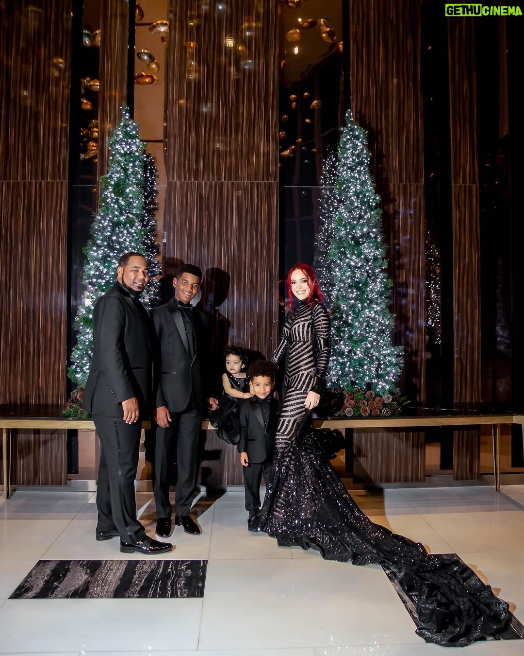 Karen Yapoort - 210.4K Likes - Que El amor de Dios entre a cada uno de sus hogares #merrycristmas 🎄#familia #encarnacion #yapoort #baseballfamily⚾️ 

PD: se vale reciclar ? Quien me dice cuando use ese vestido ? 🥹

Fotografía @carla_photog