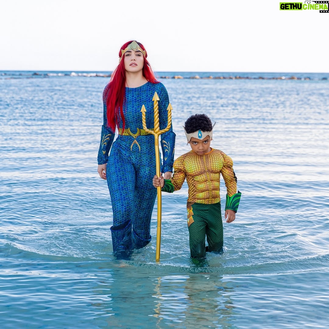 Karen Yapoort - 157.2K Likes - Mi pequeño rey de los mares, mi pequeño aquaman 🤴🏻🌊🐬💙🔱 

hoy es un día épico, digno de los héroes más valientes de Atlantis. Hace seis años llegaste a iluminar mi mundo como el sol brilla sobre el océano, 🌅trayendo alegría, amor y aventuras sin fin.

eres fuerte, valiente y con un corazón enorme, capaz de gobernar los mares y conquistar cualquier desafío. Y yo, tu mamá, como Mera, siempre estaré a tu lado, protegiéndote con mi amor, guiándote con mi sabiduría y luchando a tu lado en cada batalla de la vida. ⚓️🪸🐠

Hoy celebramos no solo tu cumpleaños, sino la maravillosa persona que eres y que sigues convirtiéndote. Que este año esté lleno de aventuras increíbles, sueños cumplidos y momentos mágicos. ¡Feliz cumpleaños, mi héroe del océano! Siempre serás mi más grande tesoro.

Gracias Dios por la vida y salud de mi pequeño ever.

#happybirthday #ever #6

Fotografía @carla_photog