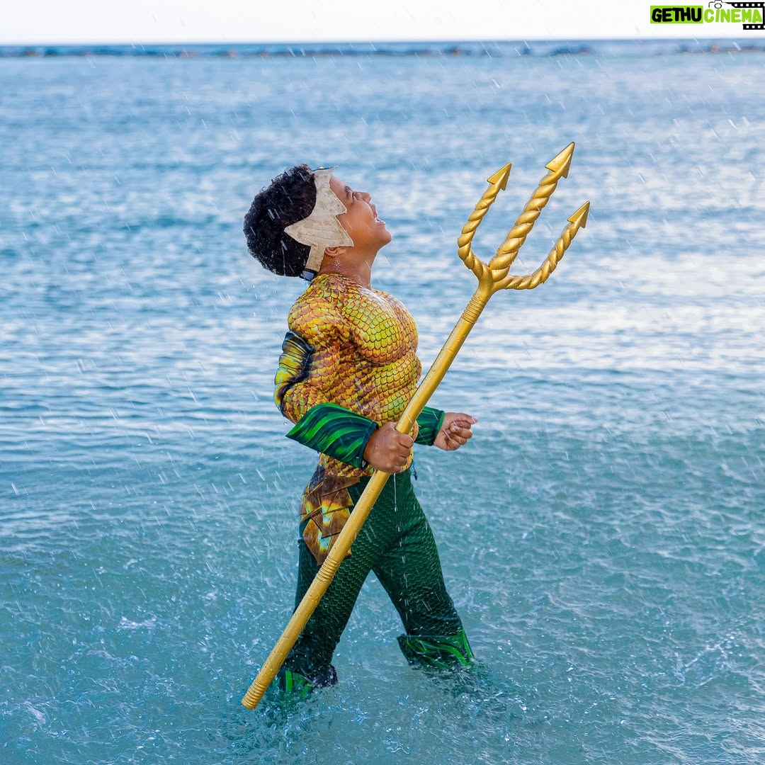Karen Yapoort - 157.2K Likes - Mi pequeño rey de los mares, mi pequeño aquaman 🤴🏻🌊🐬💙🔱 

hoy es un día épico, digno de los héroes más valientes de Atlantis. Hace seis años llegaste a iluminar mi mundo como el sol brilla sobre el océano, 🌅trayendo alegría, amor y aventuras sin fin.

eres fuerte, valiente y con un corazón enorme, capaz de gobernar los mares y conquistar cualquier desafío. Y yo, tu mamá, como Mera, siempre estaré a tu lado, protegiéndote con mi amor, guiándote con mi sabiduría y luchando a tu lado en cada batalla de la vida. ⚓️🪸🐠

Hoy celebramos no solo tu cumpleaños, sino la maravillosa persona que eres y que sigues convirtiéndote. Que este año esté lleno de aventuras increíbles, sueños cumplidos y momentos mágicos. ¡Feliz cumpleaños, mi héroe del océano! Siempre serás mi más grande tesoro.

Gracias Dios por la vida y salud de mi pequeño ever.

#happybirthday #ever #6

Fotografía @carla_photog