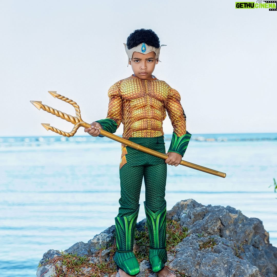 Karen Yapoort - 157.2K Likes - Mi pequeño rey de los mares, mi pequeño aquaman 🤴🏻🌊🐬💙🔱 

hoy es un día épico, digno de los héroes más valientes de Atlantis. Hace seis años llegaste a iluminar mi mundo como el sol brilla sobre el océano, 🌅trayendo alegría, amor y aventuras sin fin.

eres fuerte, valiente y con un corazón enorme, capaz de gobernar los mares y conquistar cualquier desafío. Y yo, tu mamá, como Mera, siempre estaré a tu lado, protegiéndote con mi amor, guiándote con mi sabiduría y luchando a tu lado en cada batalla de la vida. ⚓️🪸🐠

Hoy celebramos no solo tu cumpleaños, sino la maravillosa persona que eres y que sigues convirtiéndote. Que este año esté lleno de aventuras increíbles, sueños cumplidos y momentos mágicos. ¡Feliz cumpleaños, mi héroe del océano! Siempre serás mi más grande tesoro.

Gracias Dios por la vida y salud de mi pequeño ever.

#happybirthday #ever #6

Fotografía @carla_photog
