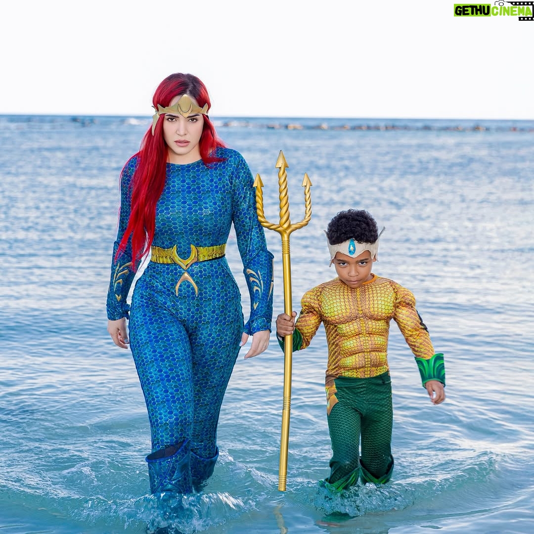 Karen Yapoort - 157.2K Likes - Mi pequeño rey de los mares, mi pequeño aquaman 🤴🏻🌊🐬💙🔱 

hoy es un día épico, digno de los héroes más valientes de Atlantis. Hace seis años llegaste a iluminar mi mundo como el sol brilla sobre el océano, 🌅trayendo alegría, amor y aventuras sin fin.

eres fuerte, valiente y con un corazón enorme, capaz de gobernar los mares y conquistar cualquier desafío. Y yo, tu mamá, como Mera, siempre estaré a tu lado, protegiéndote con mi amor, guiándote con mi sabiduría y luchando a tu lado en cada batalla de la vida. ⚓️🪸🐠

Hoy celebramos no solo tu cumpleaños, sino la maravillosa persona que eres y que sigues convirtiéndote. Que este año esté lleno de aventuras increíbles, sueños cumplidos y momentos mágicos. ¡Feliz cumpleaños, mi héroe del océano! Siempre serás mi más grande tesoro.

Gracias Dios por la vida y salud de mi pequeño ever.

#happybirthday #ever #6

Fotografía @carla_photog