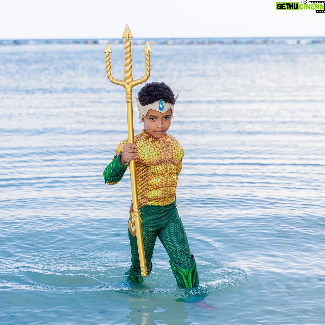 Karen Yapoort - 157.2K Likes - Mi pequeño rey de los mares, mi pequeño aquaman 🤴🏻🌊🐬💙🔱 

hoy es un día épico, digno de los héroes más valientes de Atlantis. Hace seis años llegaste a iluminar mi mundo como el sol brilla sobre el océano, 🌅trayendo alegría, amor y aventuras sin fin.

eres fuerte, valiente y con un corazón enorme, capaz de gobernar los mares y conquistar cualquier desafío. Y yo, tu mamá, como Mera, siempre estaré a tu lado, protegiéndote con mi amor, guiándote con mi sabiduría y luchando a tu lado en cada batalla de la vida. ⚓️🪸🐠

Hoy celebramos no solo tu cumpleaños, sino la maravillosa persona que eres y que sigues convirtiéndote. Que este año esté lleno de aventuras increíbles, sueños cumplidos y momentos mágicos. ¡Feliz cumpleaños, mi héroe del océano! Siempre serás mi más grande tesoro.

Gracias Dios por la vida y salud de mi pequeño ever.

#happybirthday #ever #6

Fotografía @carla_photog