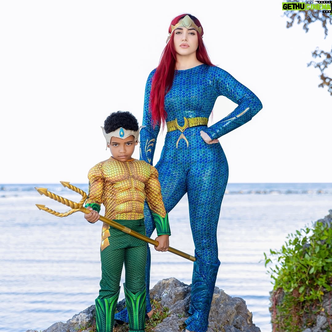 Karen Yapoort - 157.2K Likes - Mi pequeño rey de los mares, mi pequeño aquaman 🤴🏻🌊🐬💙🔱 

hoy es un día épico, digno de los héroes más valientes de Atlantis. Hace seis años llegaste a iluminar mi mundo como el sol brilla sobre el océano, 🌅trayendo alegría, amor y aventuras sin fin.

eres fuerte, valiente y con un corazón enorme, capaz de gobernar los mares y conquistar cualquier desafío. Y yo, tu mamá, como Mera, siempre estaré a tu lado, protegiéndote con mi amor, guiándote con mi sabiduría y luchando a tu lado en cada batalla de la vida. ⚓️🪸🐠

Hoy celebramos no solo tu cumpleaños, sino la maravillosa persona que eres y que sigues convirtiéndote. Que este año esté lleno de aventuras increíbles, sueños cumplidos y momentos mágicos. ¡Feliz cumpleaños, mi héroe del océano! Siempre serás mi más grande tesoro.

Gracias Dios por la vida y salud de mi pequeño ever.

#happybirthday #ever #6

Fotografía @carla_photog