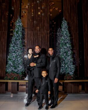 Karen Yapoort Instagram - Que El amor de Dios entre a cada uno de sus hogares #merrycristmas 🎄#familia #encarnacion #yapoort #baseballfamily⚾️
PD: se vale reciclar ? Quien me dice cuando use ese vestido ? 🥹
Fotografía @carla_photog