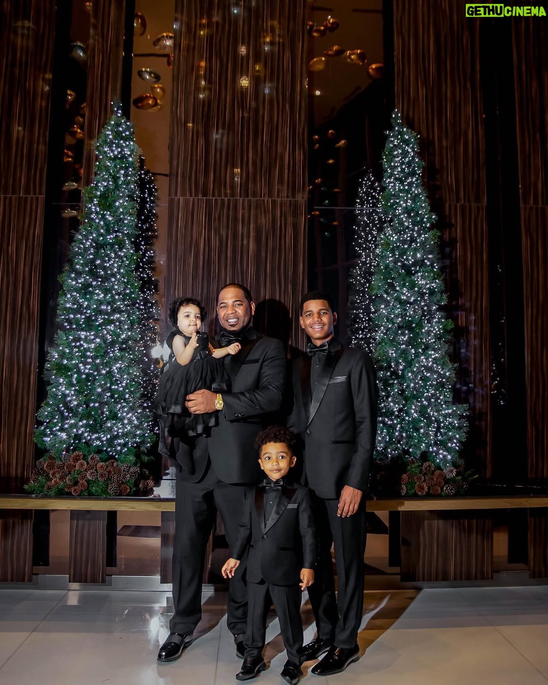 Karen Yapoort - 210.4K Likes - Que El amor de Dios entre a cada uno de sus hogares #merrycristmas 🎄#familia #encarnacion #yapoort #baseballfamily⚾️ 

PD: se vale reciclar ? Quien me dice cuando use ese vestido ? 🥹

Fotografía @carla_photog