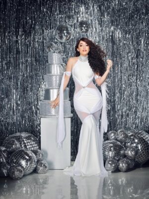 Karen Yapoort Instagram - Una vueltita más al sol 💎🍾✨🪩🎉🎂🥂
GRATITUD 🫶🏻🙏🏻
📸 con Joel @joelguzmanf
Dirección de imagen @keytherestevez_
👗@bridetoberd