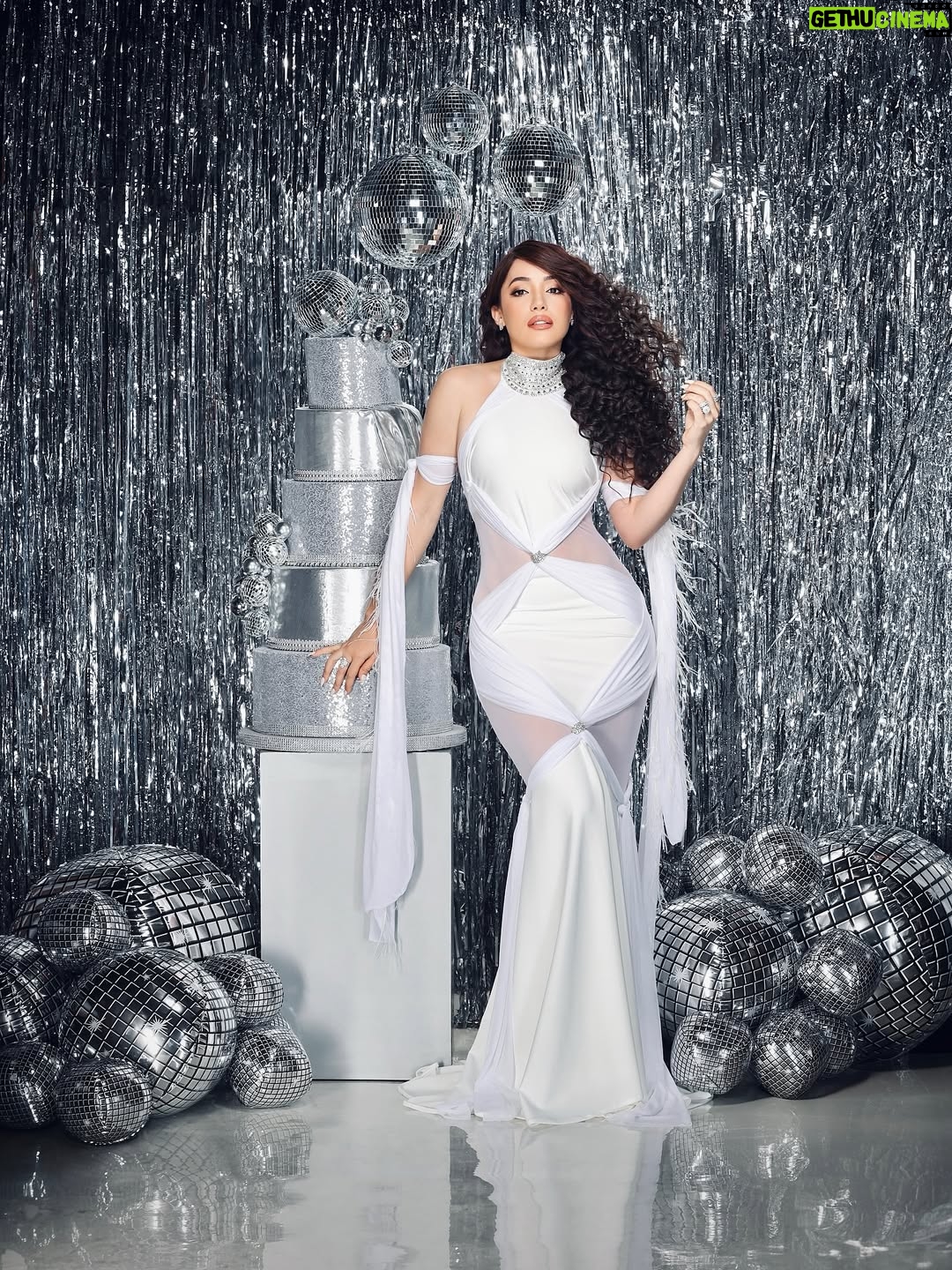 Karen Yapoort - 115.2K Likes - Una vueltita más al sol 💎🍾✨🪩🎉🎂🥂
 GRATITUD 🫶🏻🙏🏻

📸 con Joel @joelguzmanf 
Dirección de imagen @keytherestevez_ 
👗@bridetoberd