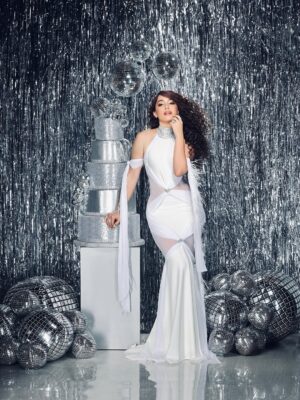 Karen Yapoort Instagram - Una vueltita más al sol 💎🍾✨🪩🎉🎂🥂
GRATITUD 🫶🏻🙏🏻
📸 con Joel @joelguzmanf
Dirección de imagen @keytherestevez_
👗@bridetoberd