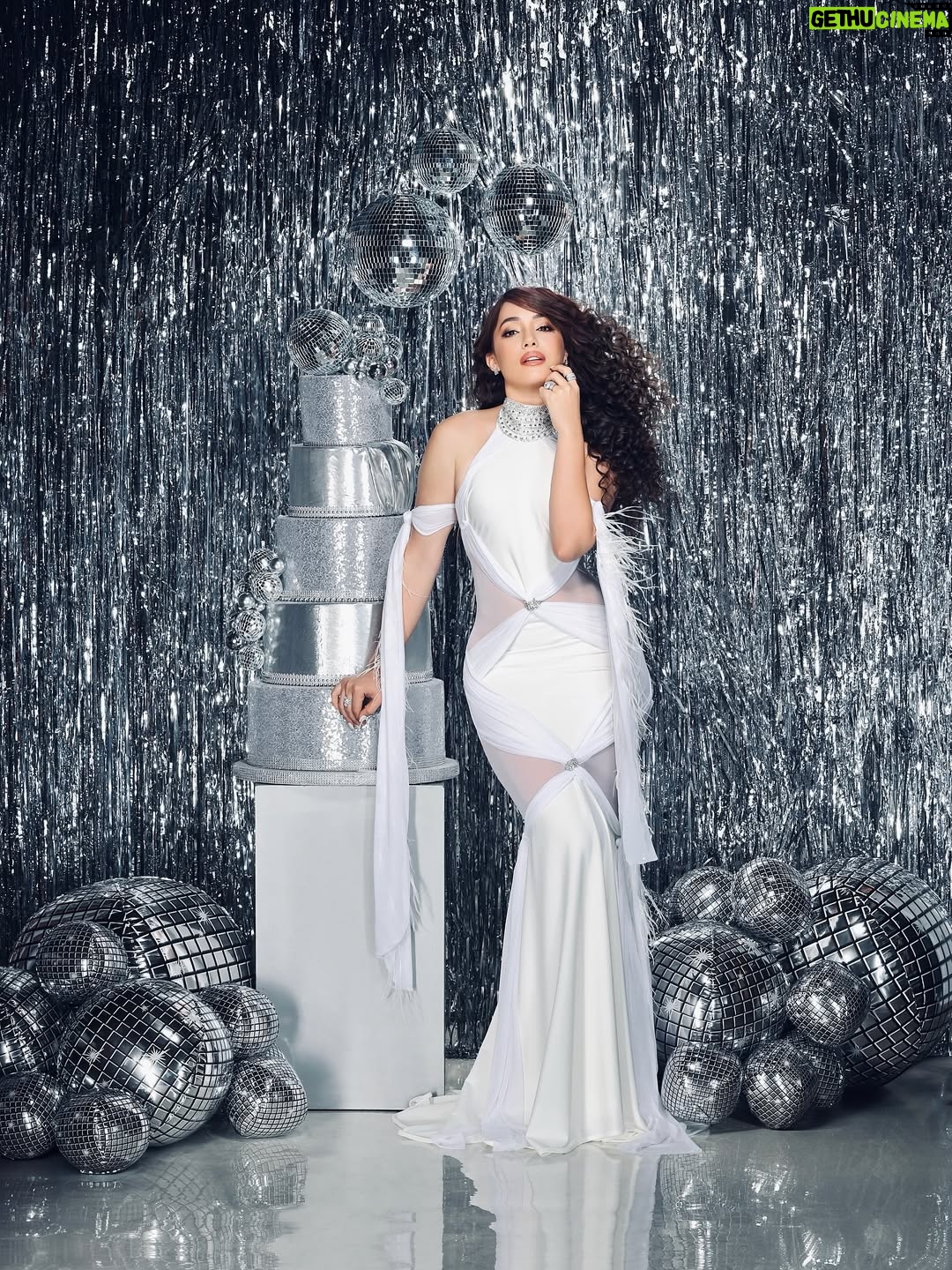 Karen Yapoort - 115.2K Likes - Una vueltita más al sol 💎🍾✨🪩🎉🎂🥂
 GRATITUD 🫶🏻🙏🏻

📸 con Joel @joelguzmanf 
Dirección de imagen @keytherestevez_ 
👗@bridetoberd