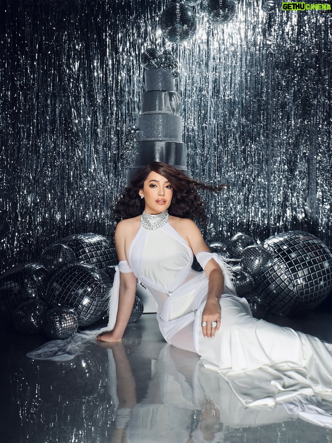 Karen Yapoort - 115.2K Likes - Una vueltita más al sol 💎🍾✨🪩🎉🎂🥂
 GRATITUD 🫶🏻🙏🏻

📸 con Joel @joelguzmanf 
Dirección de imagen @keytherestevez_ 
👗@bridetoberd
