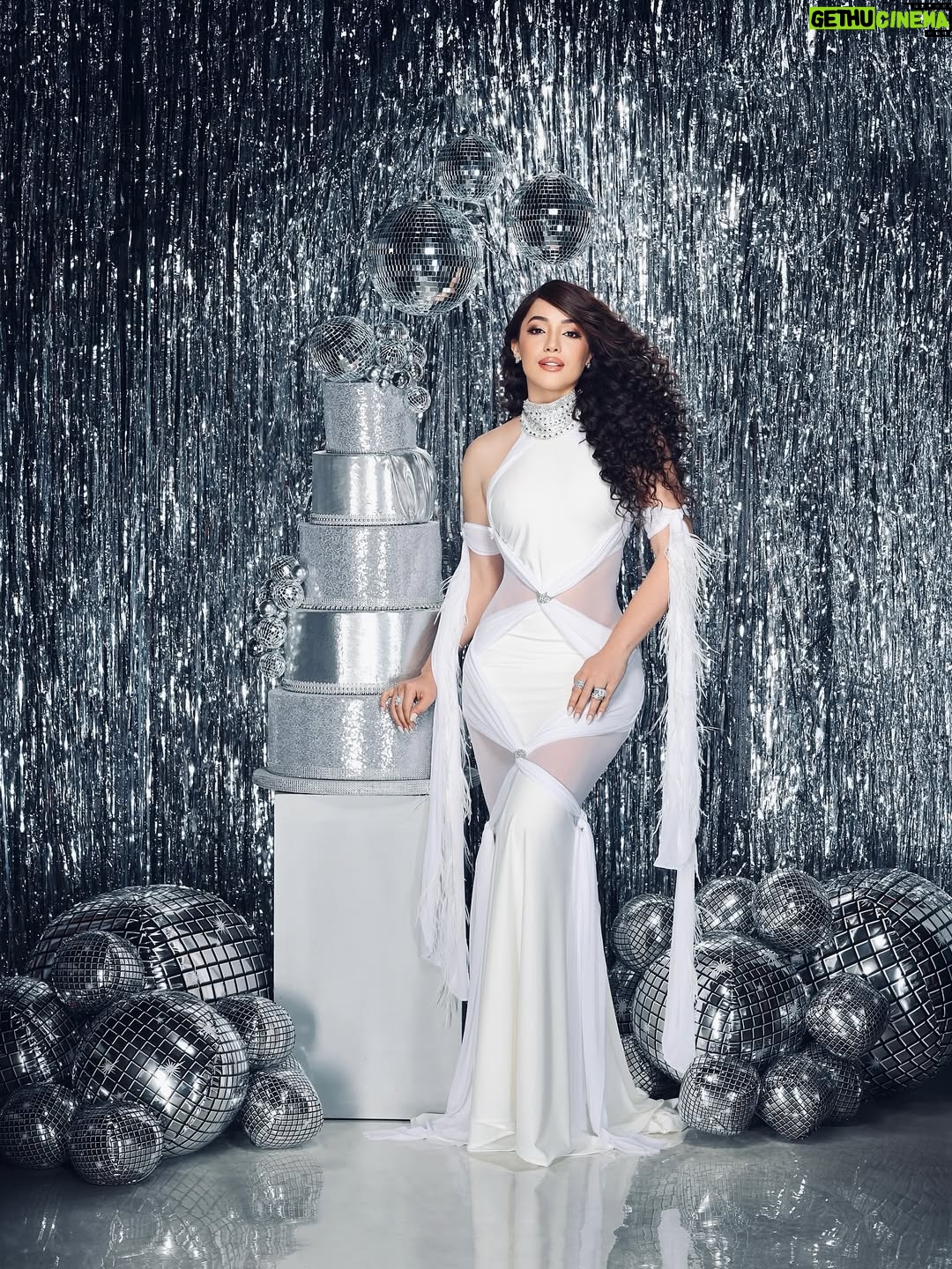 Karen Yapoort - 115.2K Likes - Una vueltita más al sol 💎🍾✨🪩🎉🎂🥂
 GRATITUD 🫶🏻🙏🏻

📸 con Joel @joelguzmanf 
Dirección de imagen @keytherestevez_ 
👗@bridetoberd