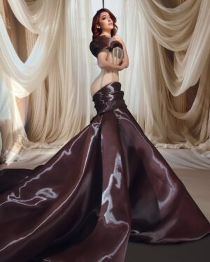 Karen Yapoort Instagram - AWWWW 🥹🥹🥹🥹🥹😌🔥🔥😍😍😍😍
Karen Yapoort por Luis Domínguez.-
Vestido de base palabra de honor a media línea de busto de corte estilo corsé hasta las caderas creado en crinolina color piel.
Esta silueta está complementada en el
Busto por copas y pieza velada con delicado escote Bardot arropando los hombros hasta la espalda.
En las caderas lo adorna una exquisita pieza compuesta por tres grandes tachones ascendentes desde los cuales prende una inmensa falda sesgada de gran cola e inmensas formas tubulares.
Todo creado en fino tejido de Gazar de Seda Liquida doble en tono Rojo Granate Amarena.
Estilista : Keyther Esteves
Maquillaje : Marthary Peguero
Peinado : Daniel Vargas
Fotografía : Joel Guzmán
Joyas : Joyería Diosa
Corte de pelo @bertranhair