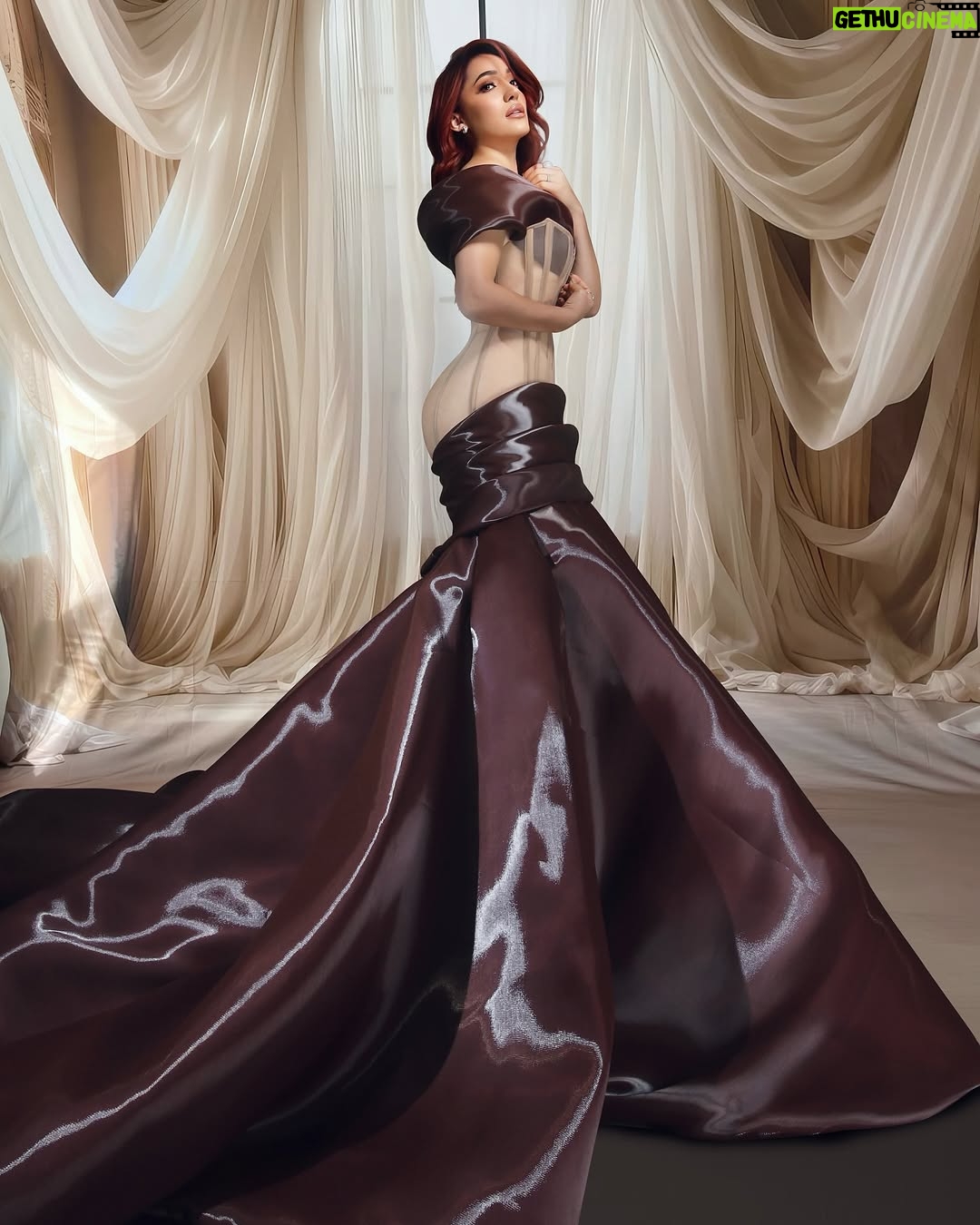 Karen Yapoort - 112.8K Likes - AWWWW 🥹🥹🥹🥹🥹😌🔥🔥😍😍😍😍

Karen Yapoort por Luis Domínguez.-

Vestido de base palabra de honor a media línea de busto de corte estilo corsé hasta las caderas creado en crinolina color piel.

Esta silueta está complementada en el
Busto por copas y pieza velada con delicado escote Bardot arropando los hombros hasta la espalda.

En las caderas lo adorna una exquisita pieza compuesta por tres grandes tachones ascendentes desde los cuales prende una inmensa falda sesgada de gran cola e inmensas formas tubulares.

Todo creado en fino tejido de Gazar de Seda Liquida doble en tono Rojo Granate Amarena.

Estilista : Keyther Esteves 
Maquillaje : Marthary Peguero 
Peinado : Daniel Vargas
Fotografía : Joel Guzmán 
Joyas : Joyería Diosa 
Corte de pelo @bertranhair